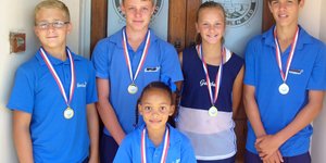 Agter v.l.n.r.: George Groenewald o/12 – Diskus (23,18m); Dehan Botha o/13 – Spiesgooi (31,15m); Caitlyn Otto o/13 – 1500m Stap (9:34.4) Jurie-Johann Groenewald 0/13 – 200m Hekkies (33.6). Voor: Joy Hans o/8 – 60m Uitdun (10.6); 60m Finaal (10.5) en 80m Uitdun (14.2); 80m Finaal (14.1)